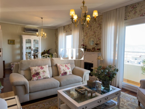 Piso exclusivo de 215 m² en venta en la peatonal de O Calvario (Vigo) con terrazas, vistas panorámicas a la ría y gran trastero privado.