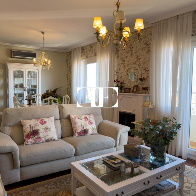 Piso exclusivo de 215 m² en venta en la peatonal de O Calvario (Vigo) con terrazas, vistas panorámicas a la ría y gran trastero privado.