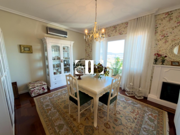 Piso exclusivo de 215 m² en venta en la peatonal de O Calvario (Vigo) con terrazas, vistas panorámicas a la ría y gran trastero privado.