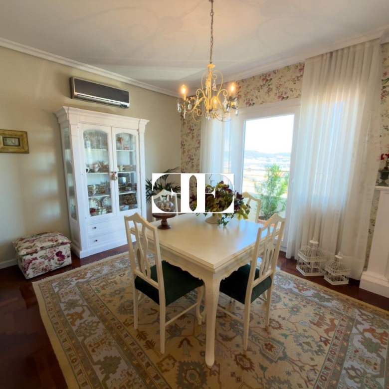 Piso exclusivo de 215 m² en venta en la peatonal de O Calvario (Vigo) con terrazas, vistas panorámicas a la ría y gran trastero privado.