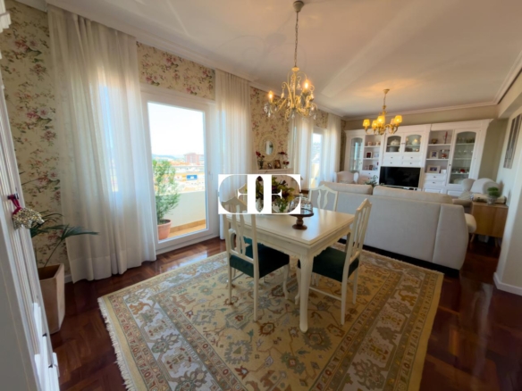 Piso exclusivo de 215 m² en venta en la peatonal de O Calvario (Vigo) con terrazas, vistas panorámicas a la ría y gran trastero privado.