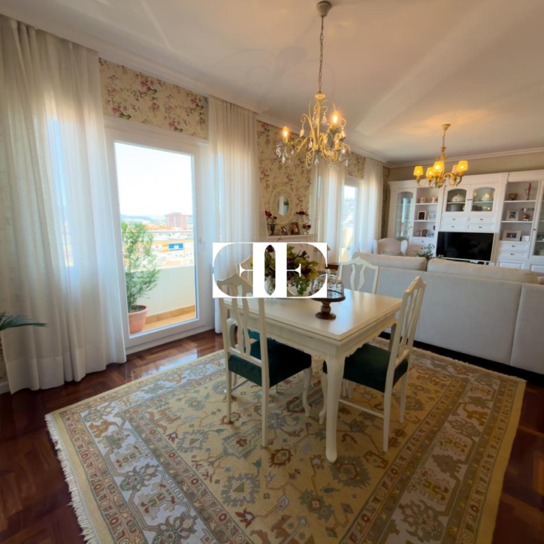 Piso exclusivo de 215 m² en venta en la peatonal de O Calvario (Vigo) con terrazas, vistas panorámicas a la ría y gran trastero privado.