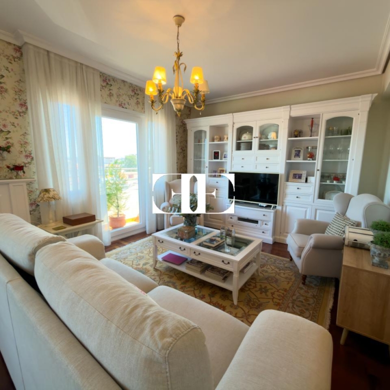 Piso exclusivo de 215 m² en venta en la peatonal de O Calvario (Vigo) con terrazas, vistas panorámicas a la ría y gran trastero privado.