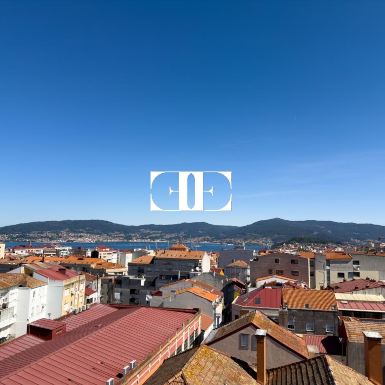 Piso exclusivo de 215 m² en venta en la peatonal de O Calvario (Vigo) con terrazas, vistas panorámicas a la ría y gran trastero privado.