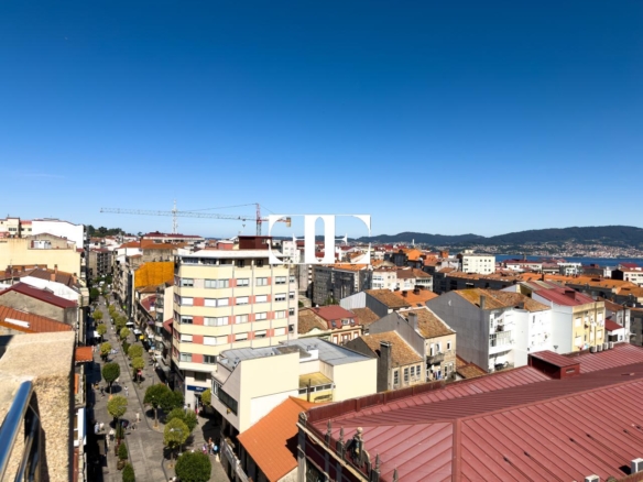 Piso exclusivo de 215 m² en venta en la peatonal de O Calvario (Vigo) con terrazas, vistas panorámicas a la ría y gran trastero privado.