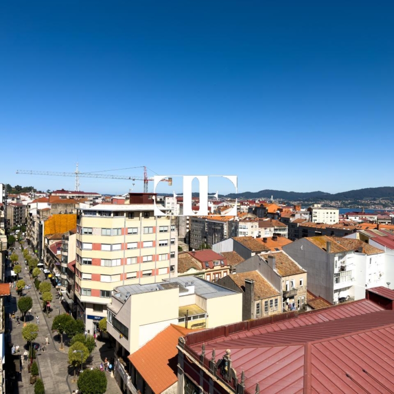 Piso exclusivo de 215 m² en venta en la peatonal de O Calvario (Vigo) con terrazas, vistas panorámicas a la ría y gran trastero privado.