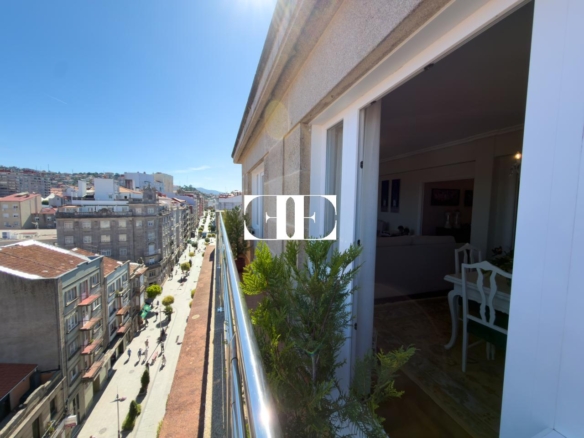 Piso exclusivo de 215 m² en venta en la peatonal de O Calvario (Vigo) con terrazas, vistas panorámicas a la ría y gran trastero privado.