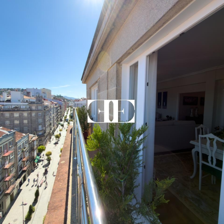 Piso exclusivo de 215 m² en venta en la peatonal de O Calvario (Vigo) con terrazas, vistas panorámicas a la ría y gran trastero privado.