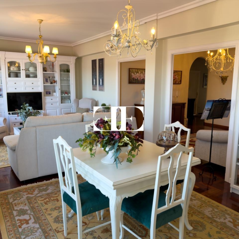 Piso exclusivo de 215 m² en venta en la peatonal de O Calvario (Vigo) con terrazas, vistas panorámicas a la ría y gran trastero privado.