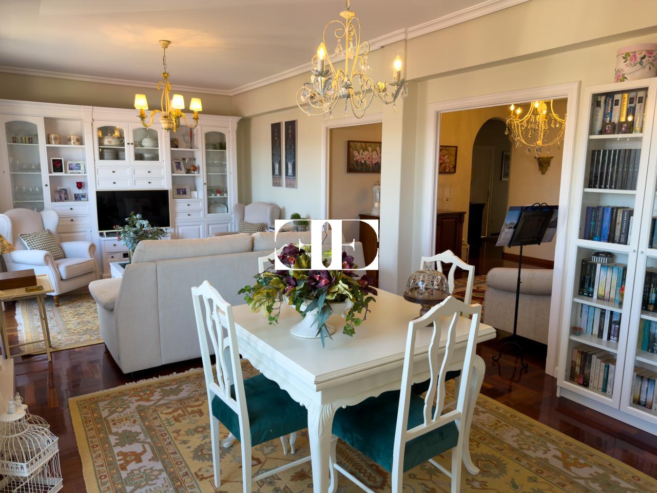 178300062919100172063_178298024185 Piso exclusivo de 215 m² en venta en la peatonal de O Calvario (Vigo) con terrazas, vistas panorámicas a la ría y gran trastero privado.