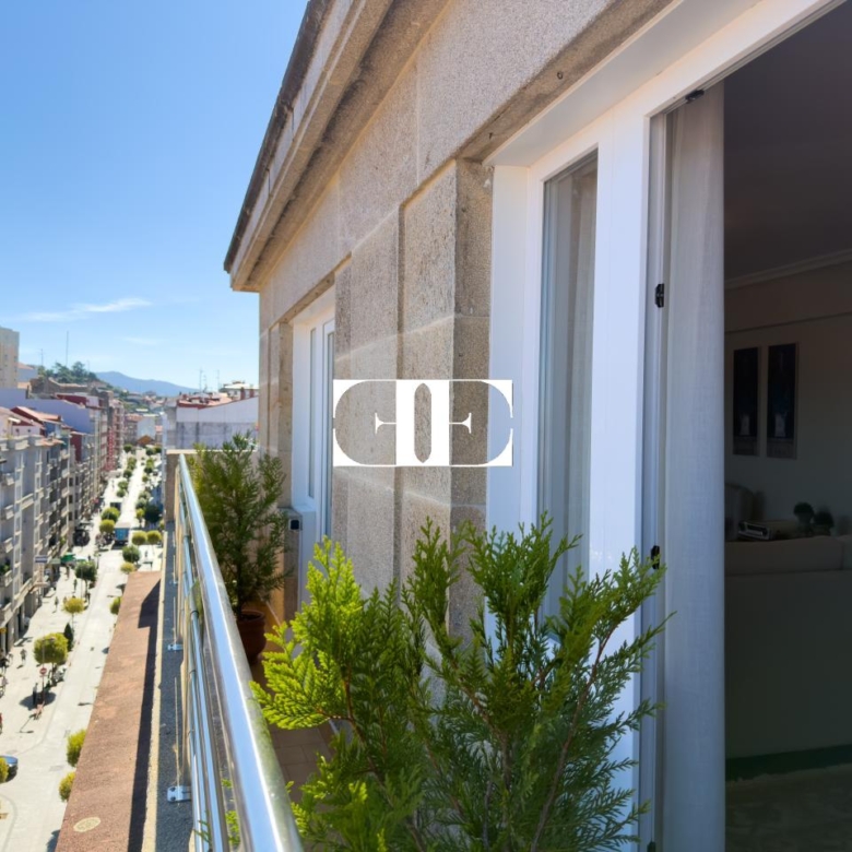Piso exclusivo de 215 m² en venta en la peatonal de O Calvario (Vigo) con terrazas, vistas panorámicas a la ría y gran trastero privado.