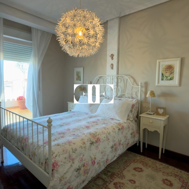 Piso exclusivo de 215 m² en venta en la peatonal de O Calvario (Vigo) con terrazas, vistas panorámicas a la ría y gran trastero privado.
