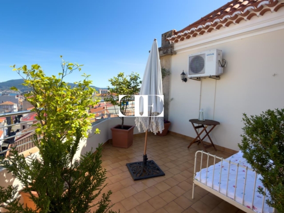 Piso exclusivo de 215 m² en venta en la peatonal de O Calvario (Vigo) con terrazas, vistas panorámicas a la ría y gran trastero privado.