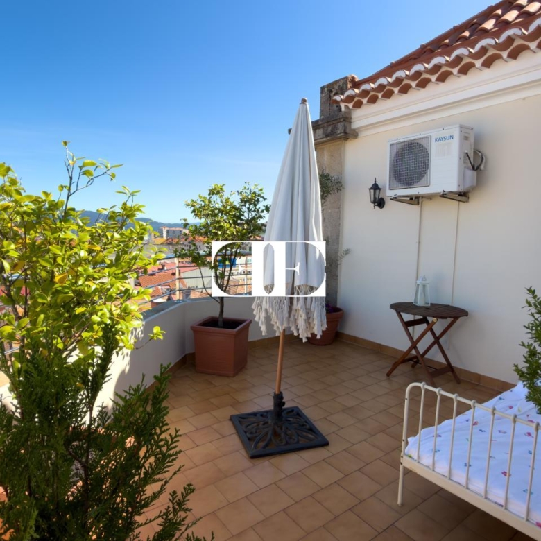 Piso exclusivo de 215 m² en venta en la peatonal de O Calvario (Vigo) con terrazas, vistas panorámicas a la ría y gran trastero privado.