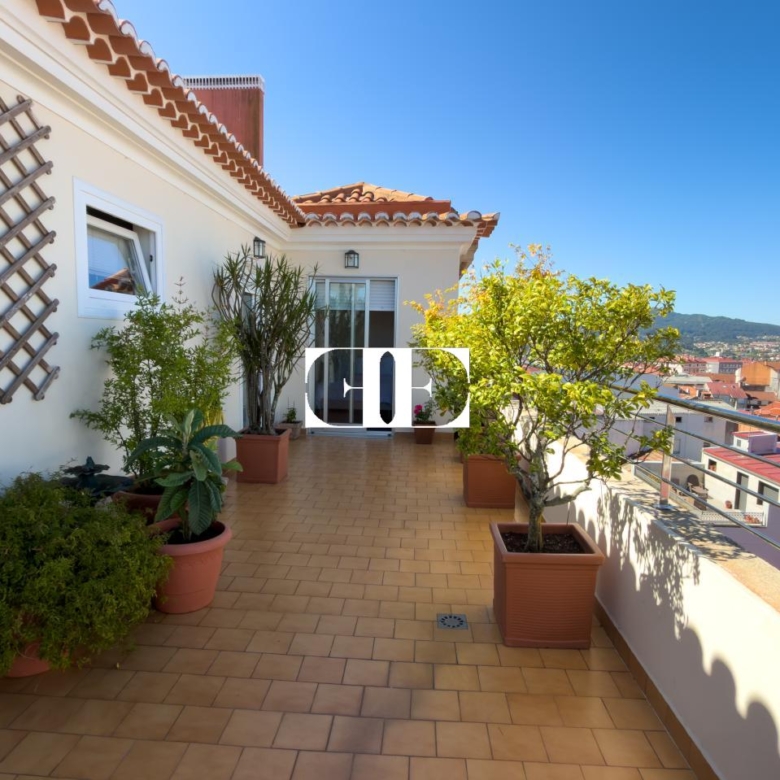 Piso exclusivo de 215 m² en venta en la peatonal de O Calvario (Vigo) con terrazas, vistas panorámicas a la ría y gran trastero privado.