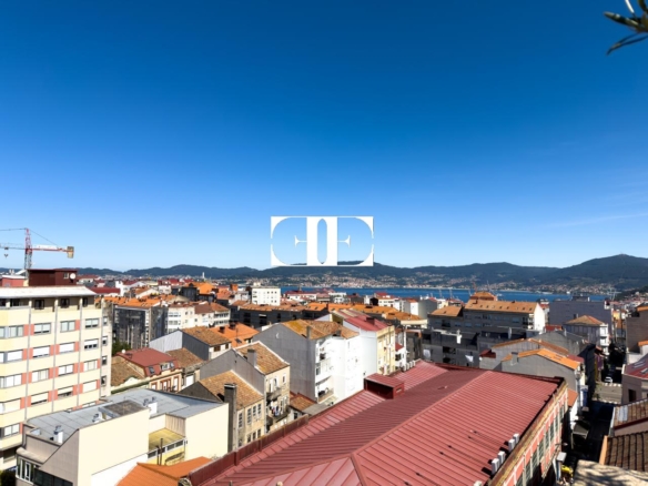 Piso exclusivo de 215 m² en venta en la peatonal de O Calvario (Vigo) con terrazas, vistas panorámicas a la ría y gran trastero privado.