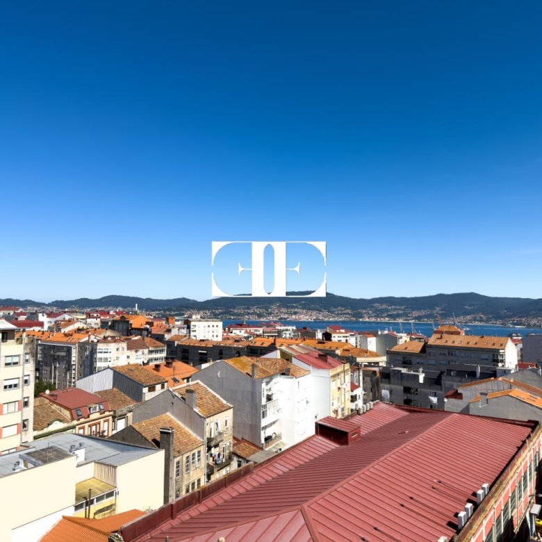 Piso exclusivo de 215 m² en venta en la peatonal de O Calvario (Vigo) con terrazas, vistas panorámicas a la ría y gran trastero privado.