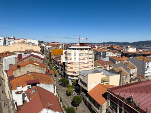 Piso exclusivo de 215 m² en venta en la peatonal de O Calvario (Vigo) con terrazas, vistas panorámicas a la ría y gran trastero privado.