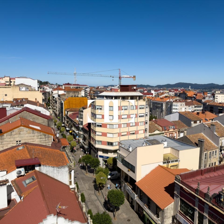 Piso exclusivo de 215 m² en venta en la peatonal de O Calvario (Vigo) con terrazas, vistas panorámicas a la ría y gran trastero privado.