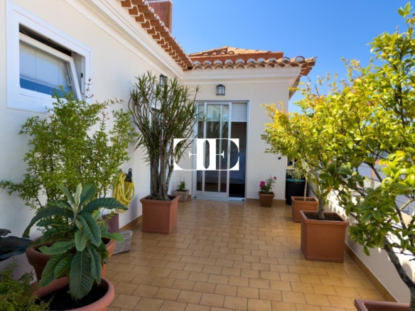 Piso exclusivo de 215 m² en venta en la peatonal de O Calvario (Vigo) con terrazas, vistas panorámicas a la ría y gran trastero privado.
