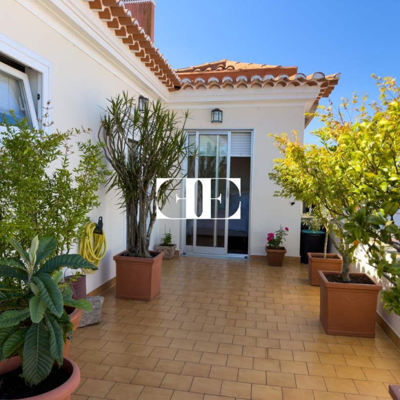 Piso exclusivo de 215 m² en venta en la peatonal de O Calvario (Vigo) con terrazas, vistas panorámicas a la ría y gran trastero privado.