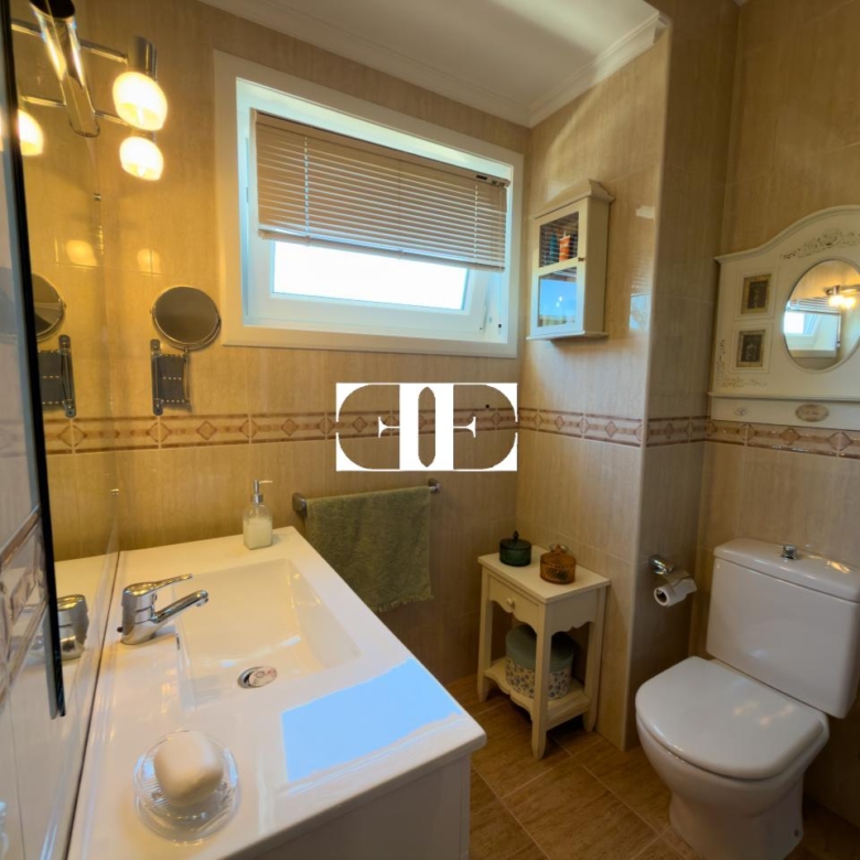 Piso exclusivo de 215 m² en venta en la peatonal de O Calvario (Vigo) con terrazas, vistas panorámicas a la ría y gran trastero privado.