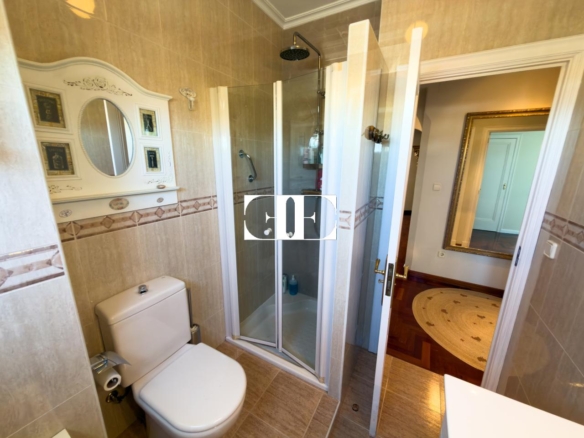 Piso exclusivo de 215 m² en venta en la peatonal de O Calvario (Vigo) con terrazas, vistas panorámicas a la ría y gran trastero privado.