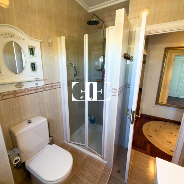 Piso exclusivo de 215 m² en venta en la peatonal de O Calvario (Vigo) con terrazas, vistas panorámicas a la ría y gran trastero privado.
