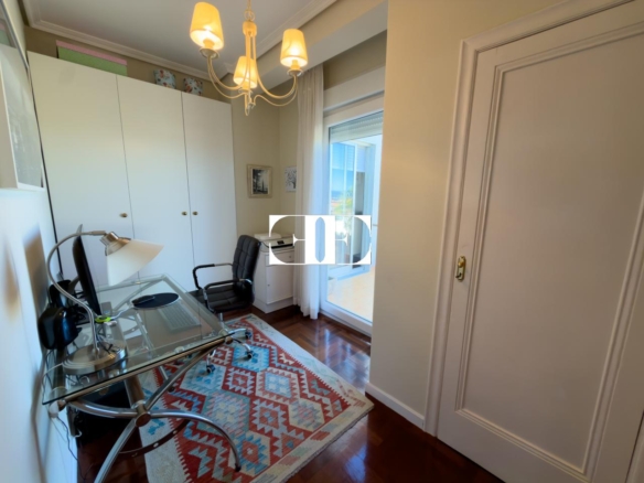 Piso exclusivo de 215 m² en venta en la peatonal de O Calvario (Vigo) con terrazas, vistas panorámicas a la ría y gran trastero privado.