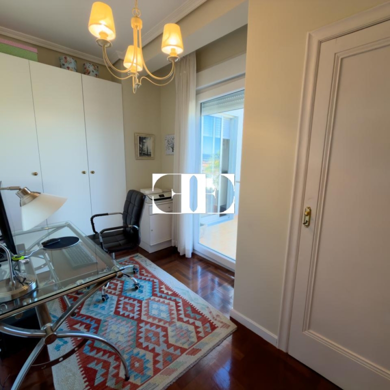 Piso exclusivo de 215 m² en venta en la peatonal de O Calvario (Vigo) con terrazas, vistas panorámicas a la ría y gran trastero privado.