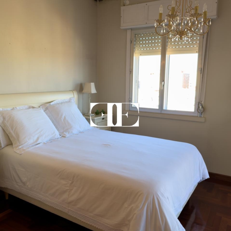 Piso exclusivo de 215 m² en venta en la peatonal de O Calvario (Vigo) con terrazas, vistas panorámicas a la ría y gran trastero privado.
