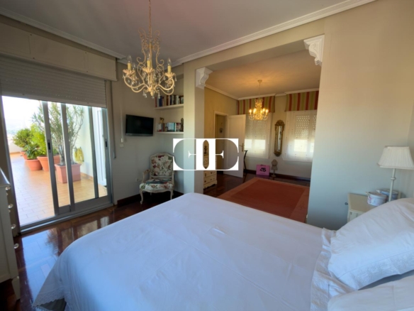 Piso exclusivo de 215 m² en venta en la peatonal de O Calvario (Vigo) con terrazas, vistas panorámicas a la ría y gran trastero privado.