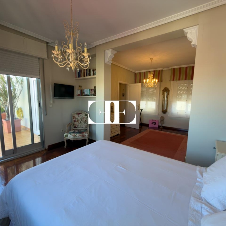 Piso exclusivo de 215 m² en venta en la peatonal de O Calvario (Vigo) con terrazas, vistas panorámicas a la ría y gran trastero privado.