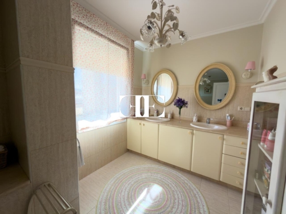 Piso exclusivo de 215 m² en venta en la peatonal de O Calvario (Vigo) con terrazas, vistas panorámicas a la ría y gran trastero privado.