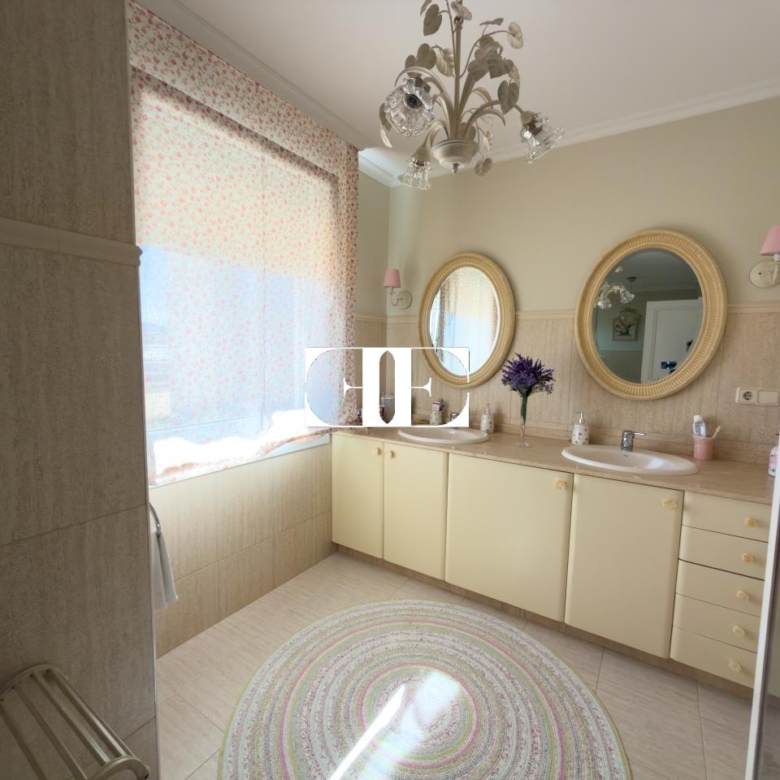 Piso exclusivo de 215 m² en venta en la peatonal de O Calvario (Vigo) con terrazas, vistas panorámicas a la ría y gran trastero privado.
