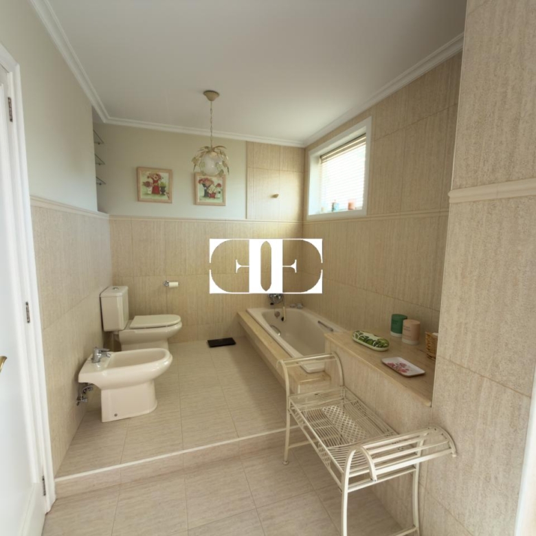 Piso exclusivo de 215 m² en venta en la peatonal de O Calvario (Vigo) con terrazas, vistas panorámicas a la ría y gran trastero privado.