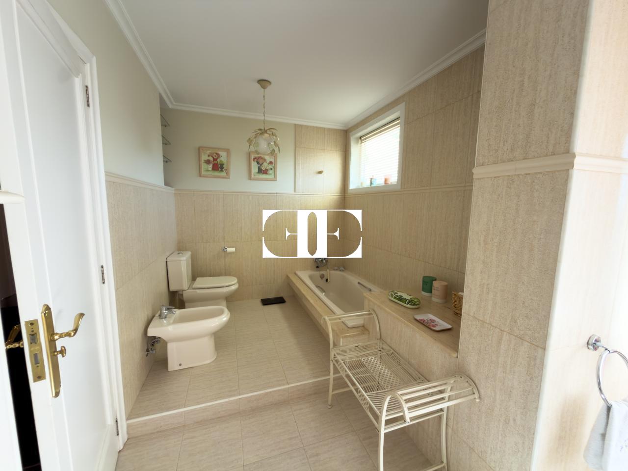 178300064188000172063_178298028706 Piso exclusivo de 215 m² en venta en la peatonal de O Calvario (Vigo) con terrazas, vistas panorámicas a la ría y gran trastero privado.