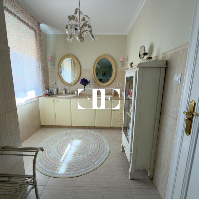 Piso exclusivo de 215 m² en venta en la peatonal de O Calvario (Vigo) con terrazas, vistas panorámicas a la ría y gran trastero privado.