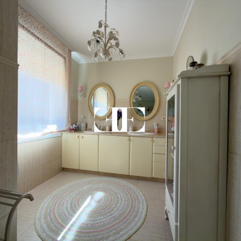 Piso exclusivo de 215 m² en venta en la peatonal de O Calvario (Vigo) con terrazas, vistas panorámicas a la ría y gran trastero privado.