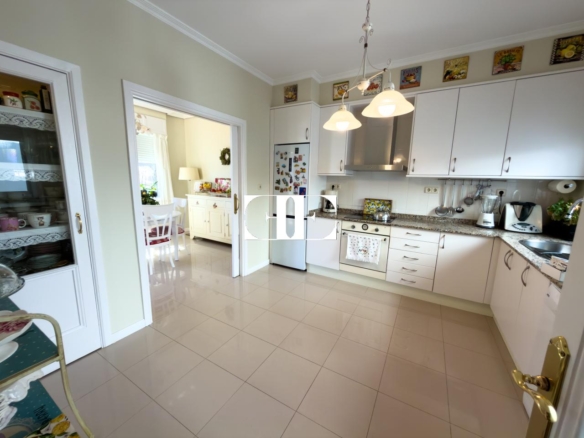 Piso exclusivo de 215 m² en venta en la peatonal de O Calvario (Vigo) con terrazas, vistas panorámicas a la ría y gran trastero privado.