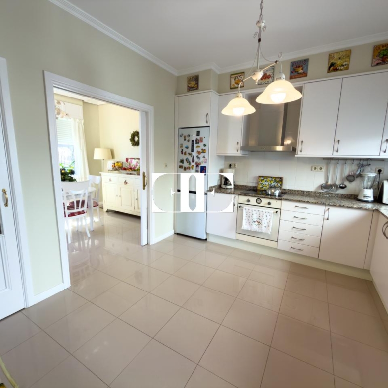 Piso exclusivo de 215 m² en venta en la peatonal de O Calvario (Vigo) con terrazas, vistas panorámicas a la ría y gran trastero privado.