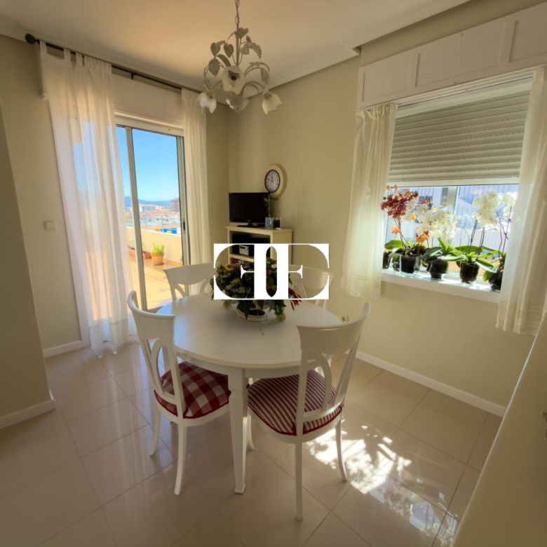 Piso exclusivo de 215 m² en venta en la peatonal de O Calvario (Vigo) con terrazas, vistas panorámicas a la ría y gran trastero privado.