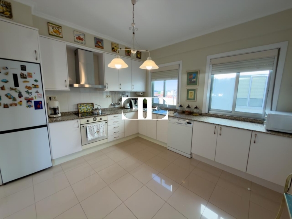 Piso exclusivo de 215 m² en venta en la peatonal de O Calvario (Vigo) con terrazas, vistas panorámicas a la ría y gran trastero privado.