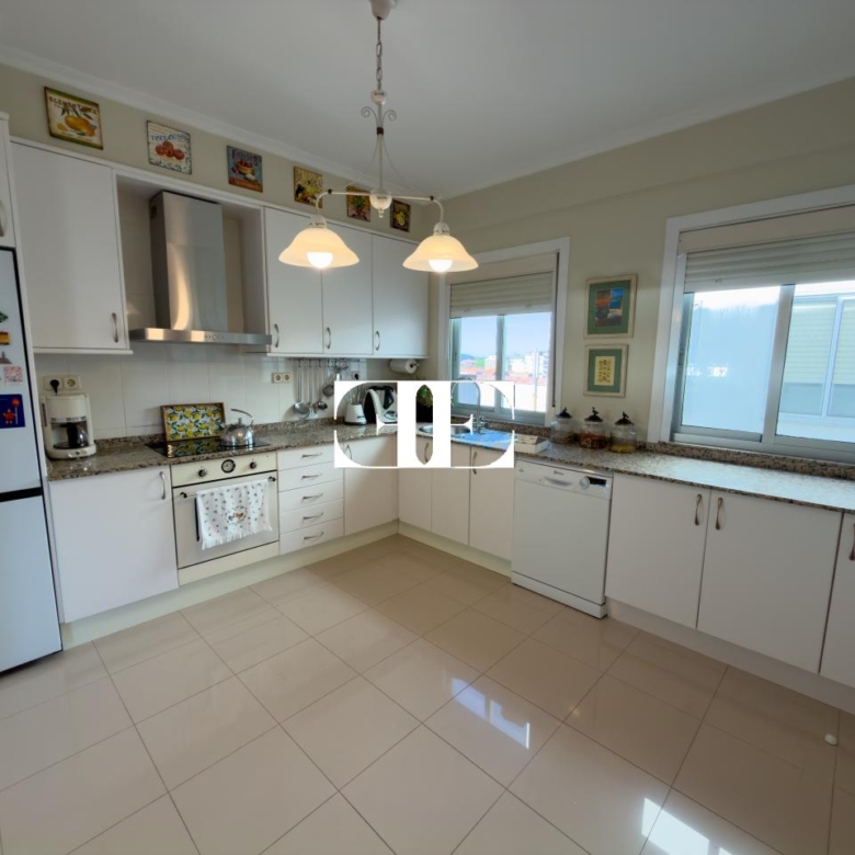 Piso exclusivo de 215 m² en venta en la peatonal de O Calvario (Vigo) con terrazas, vistas panorámicas a la ría y gran trastero privado.