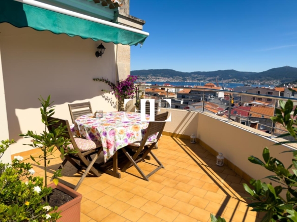 Piso exclusivo de 215 m² en venta en la peatonal de O Calvario (Vigo) con terrazas, vistas panorámicas a la ría y gran trastero privado.