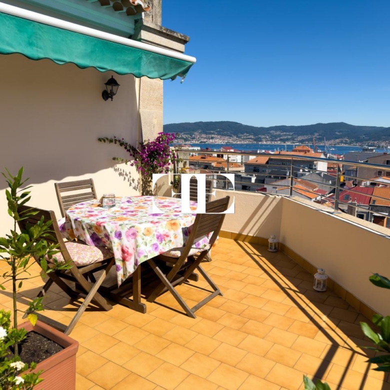 Piso exclusivo de 215 m² en venta en la peatonal de O Calvario (Vigo) con terrazas, vistas panorámicas a la ría y gran trastero privado.