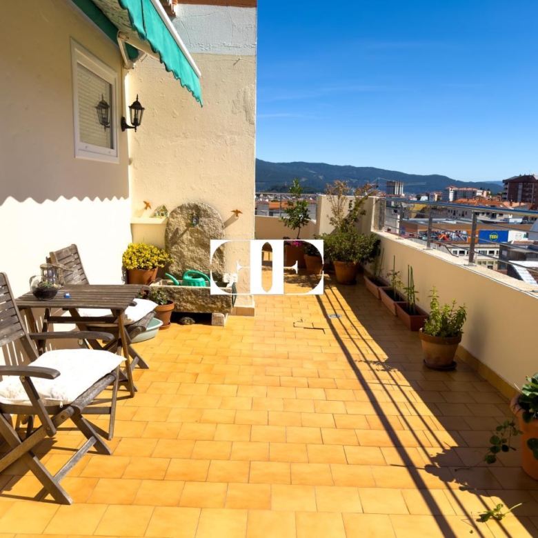Piso exclusivo de 215 m² en venta en la peatonal de O Calvario (Vigo) con terrazas, vistas panorámicas a la ría y gran trastero privado.
