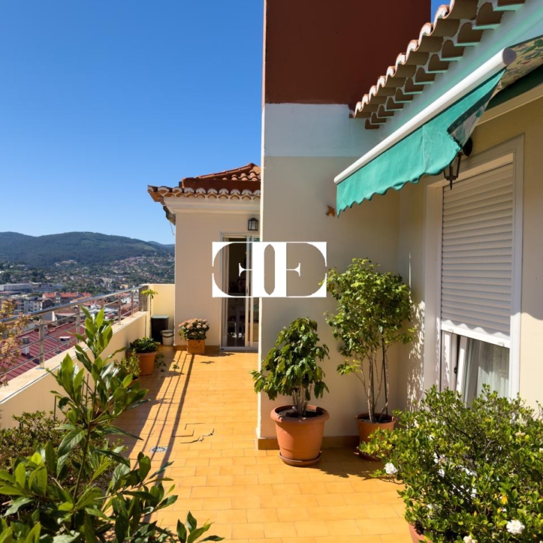 Piso exclusivo de 215 m² en venta en la peatonal de O Calvario (Vigo) con terrazas, vistas panorámicas a la ría y gran trastero privado.