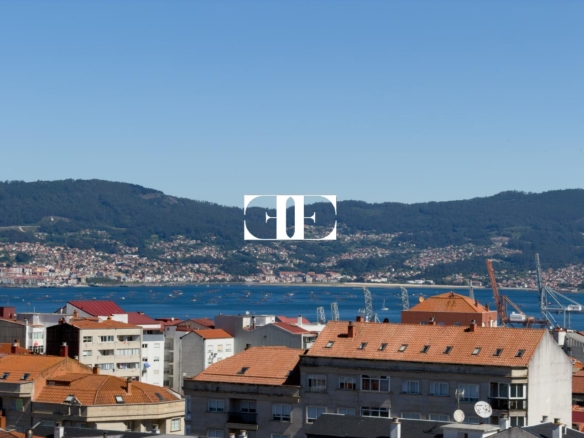 Piso exclusivo de 215 m² en venta en la peatonal de O Calvario (Vigo) con terrazas, vistas panorámicas a la ría y gran trastero privado.