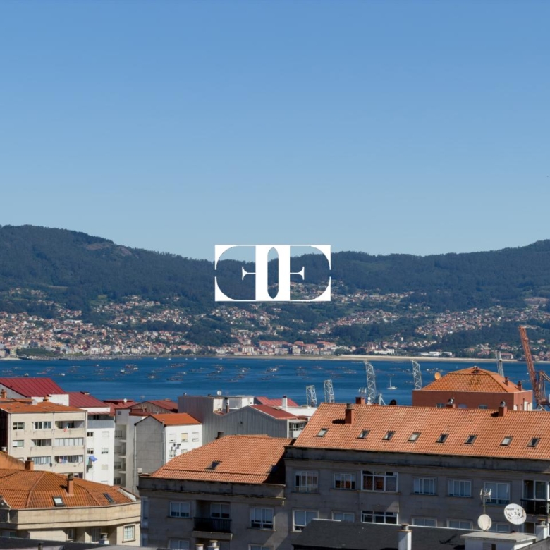 Piso exclusivo de 215 m² en venta en la peatonal de O Calvario (Vigo) con terrazas, vistas panorámicas a la ría y gran trastero privado.